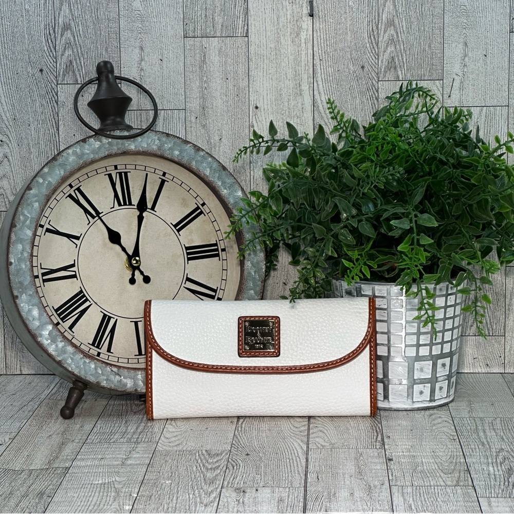 DOONEY & BOURKE - NWOT White Pebbled Grain Leather Continental Trifold Wallet